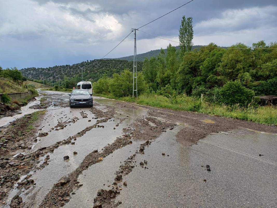 Konya’da sağanak sele neden oldu, mahalle yolu ulaşıma kapandı 1